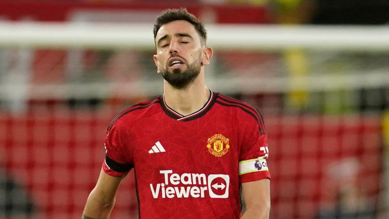 Bruno Fernandes đáng bị tước băng đội trưởng MU