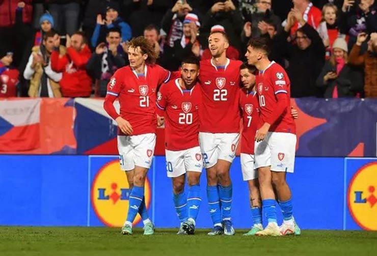 Kỳ lạ đội tuyển giành vé dự EURO 2024, HLV trưởng vẫn tuyên bố từ chức