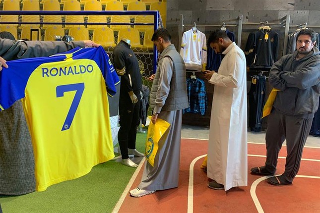 Hé lộ thời điểm Ronaldo ra sân dưới màu áo mới