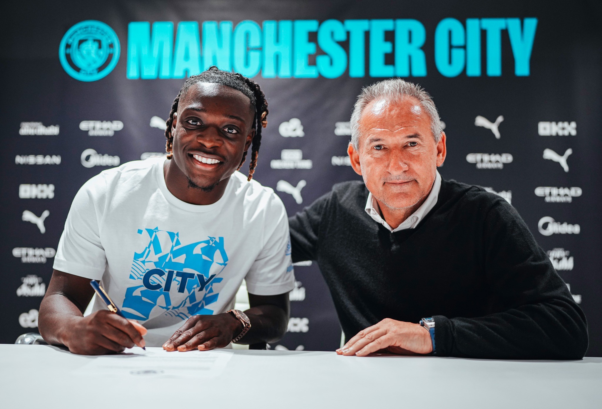 CHÍNH THỨC: Man City chiêu mộ "ma tốc độ" 65 triệu Euro nức tiếng châu Âu