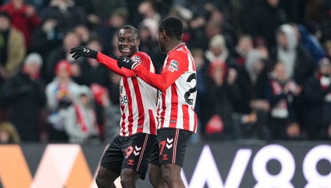Sunderland đè bẹp Burnley 3-0 để chen chân vào Top 8 Ngoại hạng Anh