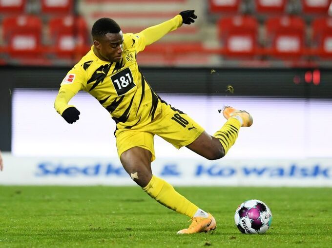 Tiền đạo 16 tuổi lập kỷ lục ghi bàn ở Bundesliga